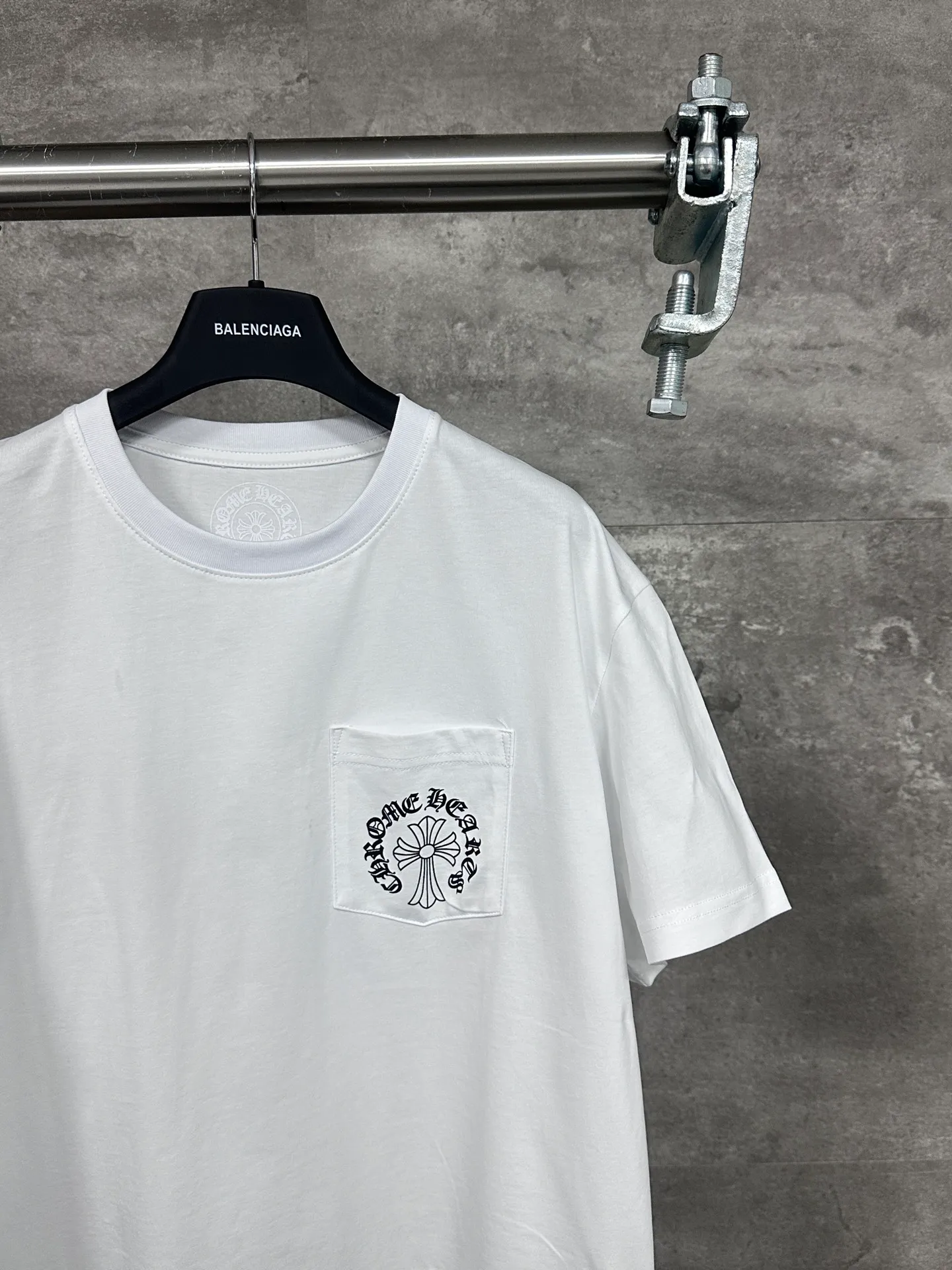 🅿️250 🔥 CH Crow Heart Classic pocket Sanskrit printed casual loose short-sleeved T-shirt, same style for men and women, black print and white color matching, code size S M L, all sizes are available in stock. Process description: Made of combed cotton high-density ice-permeable fabric, ribbed custom-woven and dyed. The printing uses imported glue printing. Every wiring detail is strictly in accordance with YB to achieve 100% restoration of ZG quality.